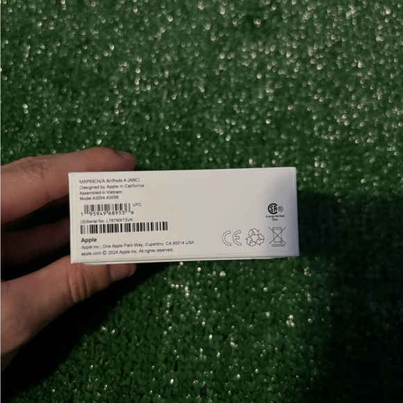 AirPods 4 with Active Noise Cancellation - Picture 4 of 4